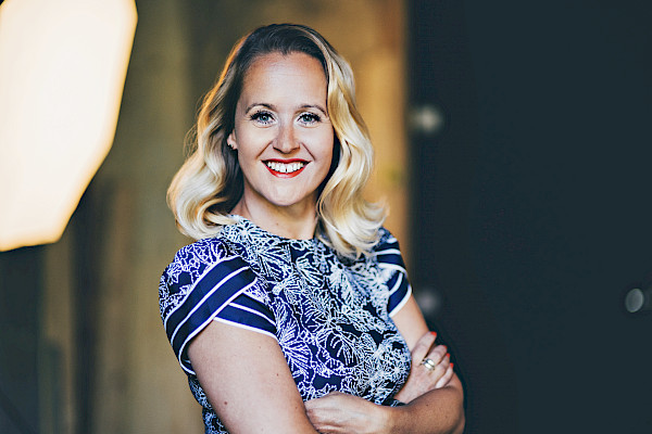 Camilla Tuominen on yrittäjä, luennoitsija ja tunnekouluttaja.