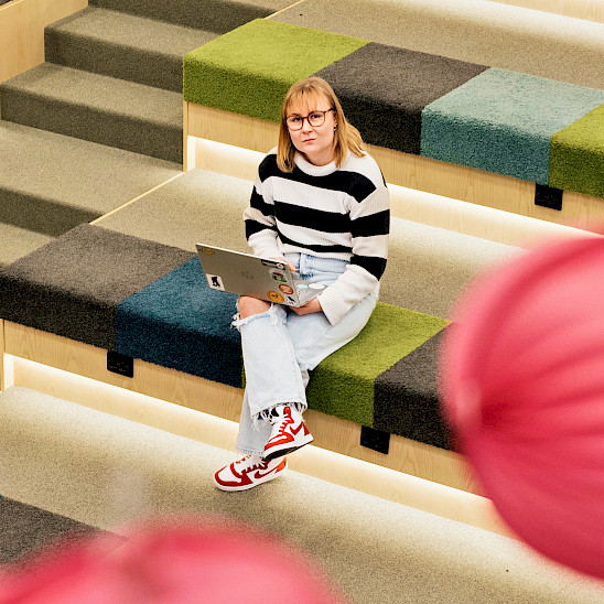 Tuutori auttaa fuksia löytämään paikkansa