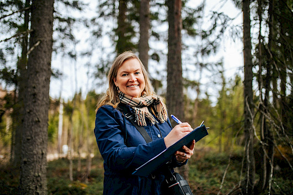 Ulosottoylitarkastajan työ on vaihtelevaa. Hanna Kaartinen tarkastaa asiakkaiden kiinteistöjä ja tiluksia, ja toisinaan kohteisiin on vaikea päästä. Parhaimmillaan matkaa on tehty lumikengillä ja kanootilla.