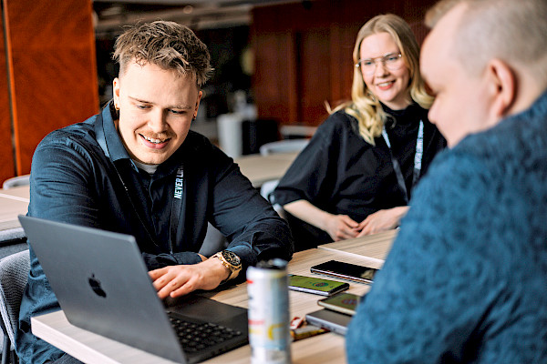 Waltteri Kolkka (Tradenomien opiskelija-asiantuntija), Essi Lappalainen (Tradenomiopiskelijat) ja Juha Hämäläinen (Tradenomien opiskelija- ja nuorisoasiantuntija) pitävät ideoiden jakamista ja verkostoitumista aluetapaamisten tärkeimpänä antina.