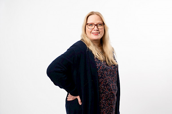 Tradenomien palkkaneuvonnasta hyötyvät etenkin työuran alkuvaiheessa olevat henkilöt, joilla on vielä niukasti kokemusta neuvottelemisesta, sekä esimerkiksi työuran taitekohdassa olevat jäsenet. – Rahallinen hyöty jäsenille voi parhaimmillaan olla satoja euroja kuukaudessa, jos hän saa neuvoteltua palkkansa merkittävästi aiempaa korkeammaksi, Katriina Matinhelmi muistuttaa.