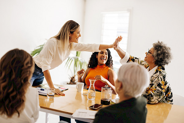 – Kun kohtaamme toisemme oikeasti eikä virtuaalisesti, energiat sekoittuvat ihan eri lailla ja opimme toisistamme enemmän, sanoo Elina Wainio.