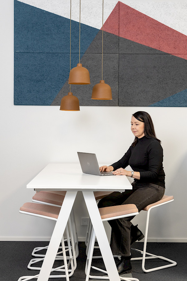 Tässä työssä näkee oman työpaikan vähän erilaisesta näkövinkkelistä, ja myös koko ammattikunnan laajemmin kuin aikaisemmin. Lisäksi omat verkostot ovat kasvaneet paljon tämän työn myötä, kertoo Noora Montonen.