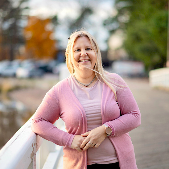 Kiinnostus vieraisiin kieliin on vienyt Tiina Pantelakiksen tradenomiopintojen ja ulkomaankaupan pariin