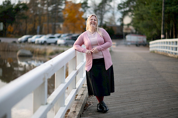 Perheemme on myös monikulttuurinen ja kansainvälinen. Puhumme kotona suomea, kreikkaa, saksaa ja joskus vähän englantia, Tiina Pantelakis kertoo.